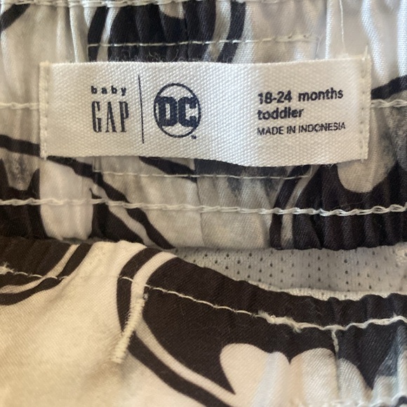 Baby gap Batman swim trunks and rash guard - used once - excellent condition - Picture 4 of 4